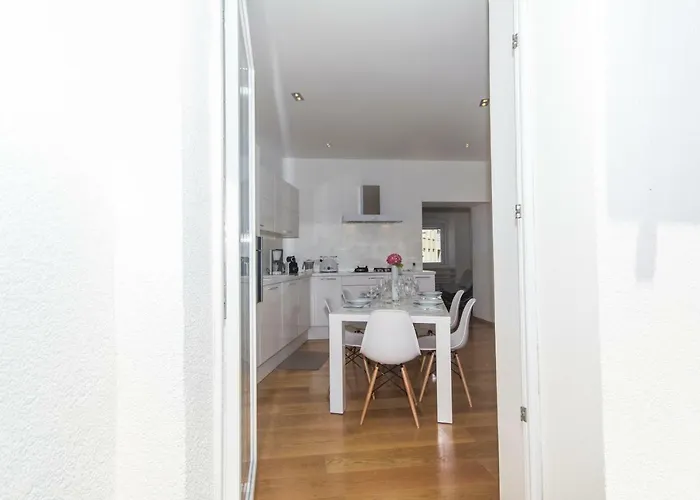 In Center With Parking * プーラ