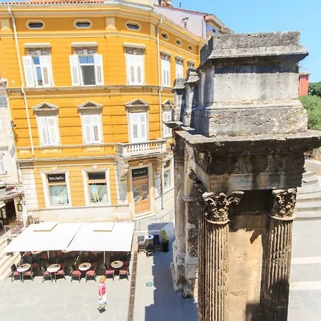 In Center With Parking Apartment Pula