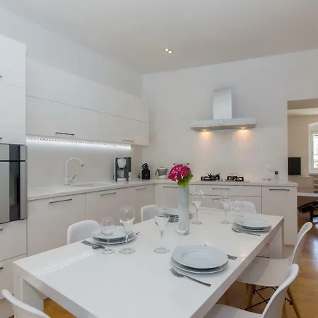 Apartamento In Center With Parking Pula